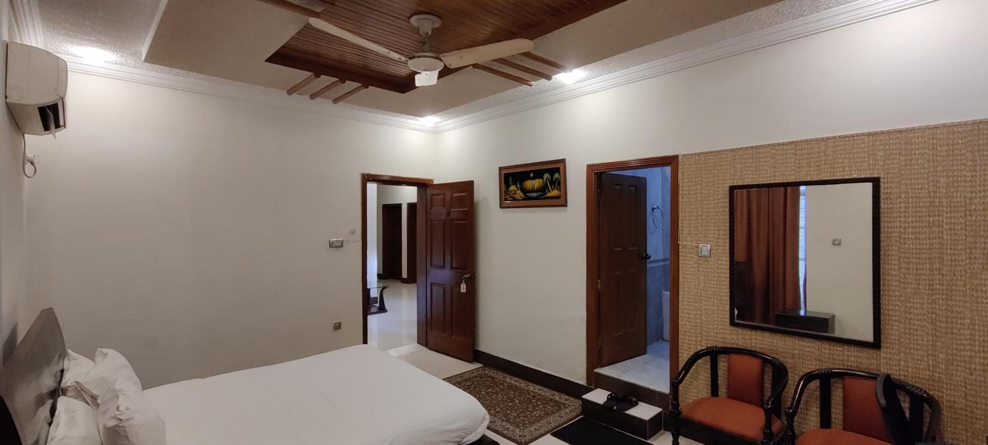 Capri Executive Hotel Islamabad Bagian luar foto