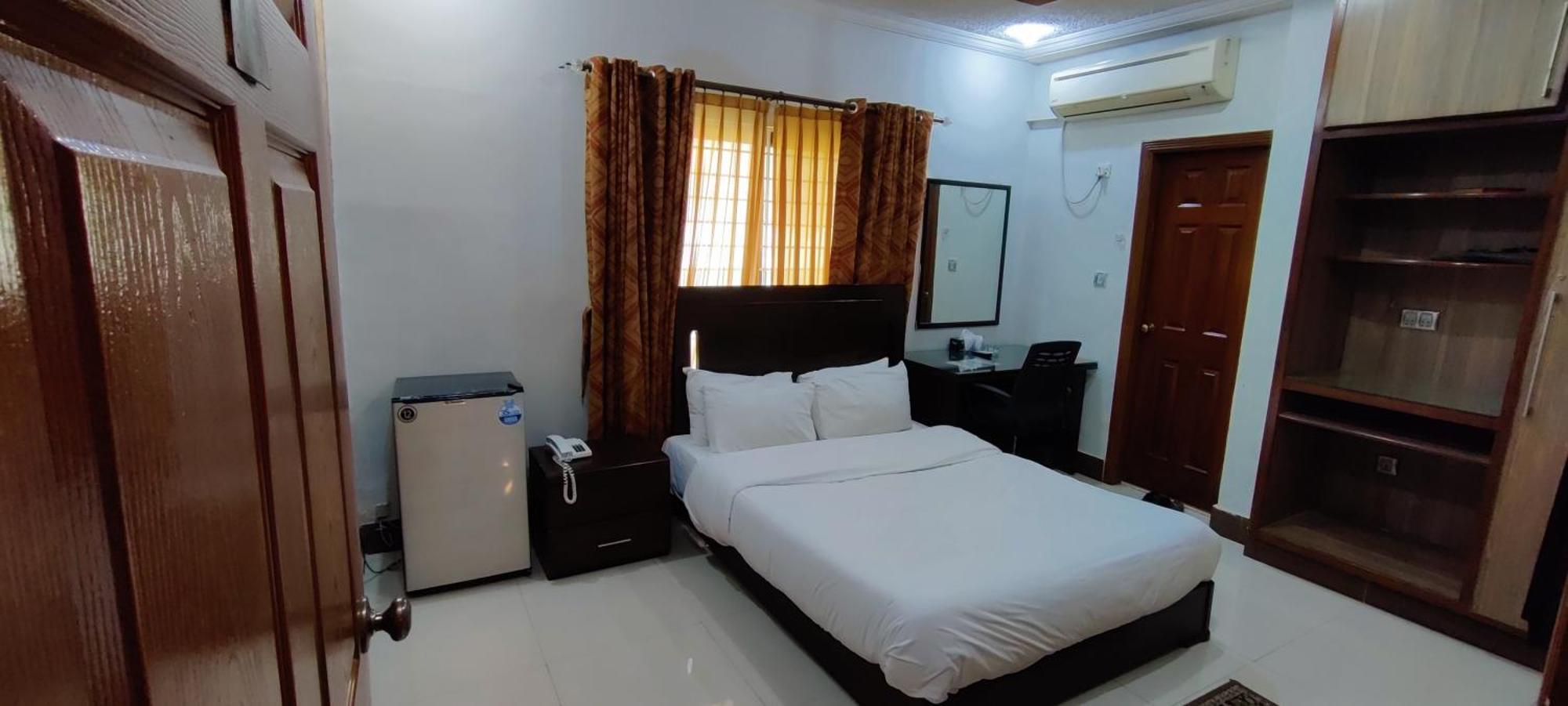 Capri Executive Hotel Islamabad Bagian luar foto