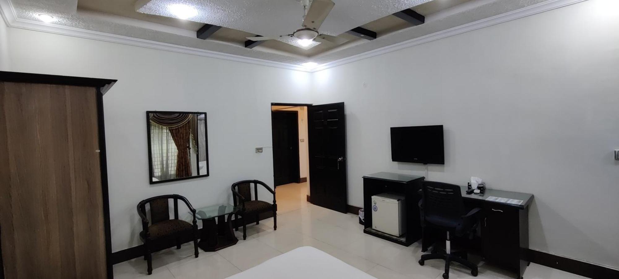 Capri Executive Hotel Islamabad Bagian luar foto