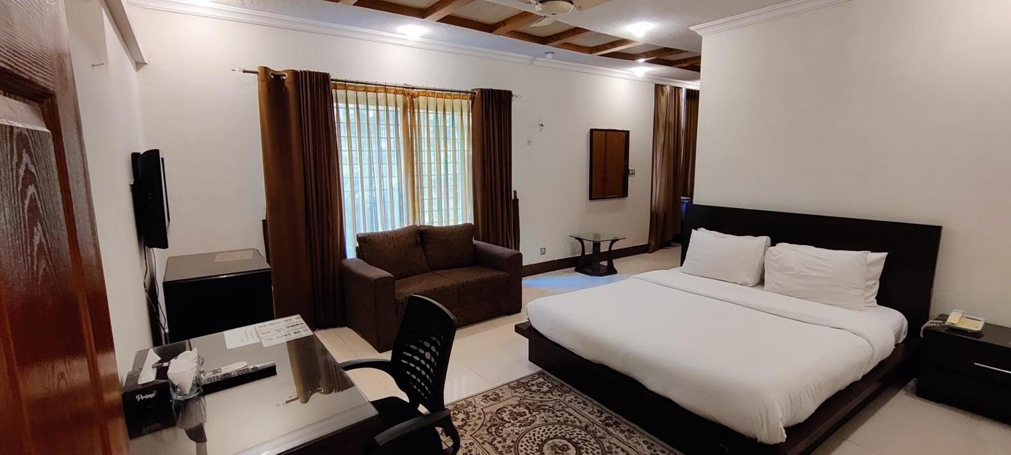 Capri Executive Hotel Islamabad Bagian luar foto