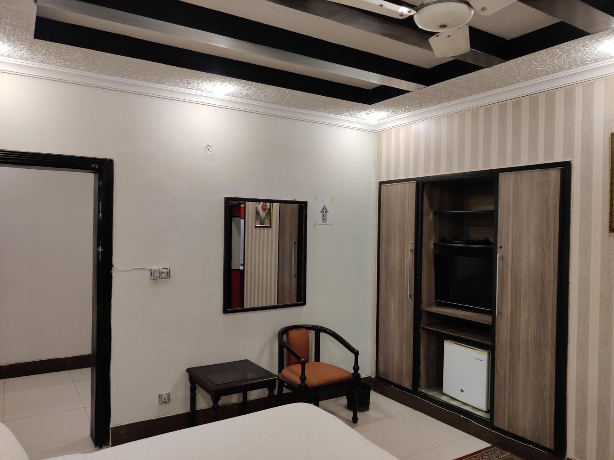 Capri Executive Hotel Islamabad Bagian luar foto